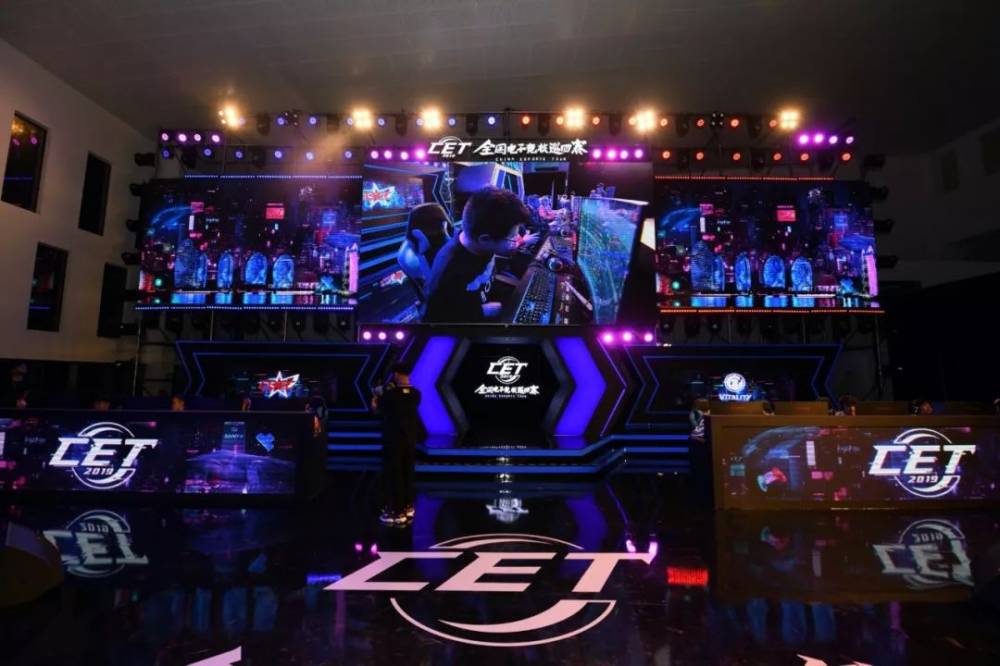 的舞台上 的舞台上